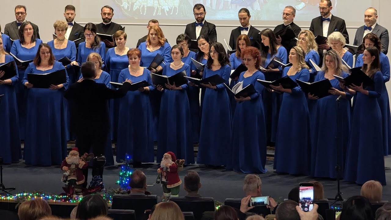 Concert colinde — corala în rochii albastre