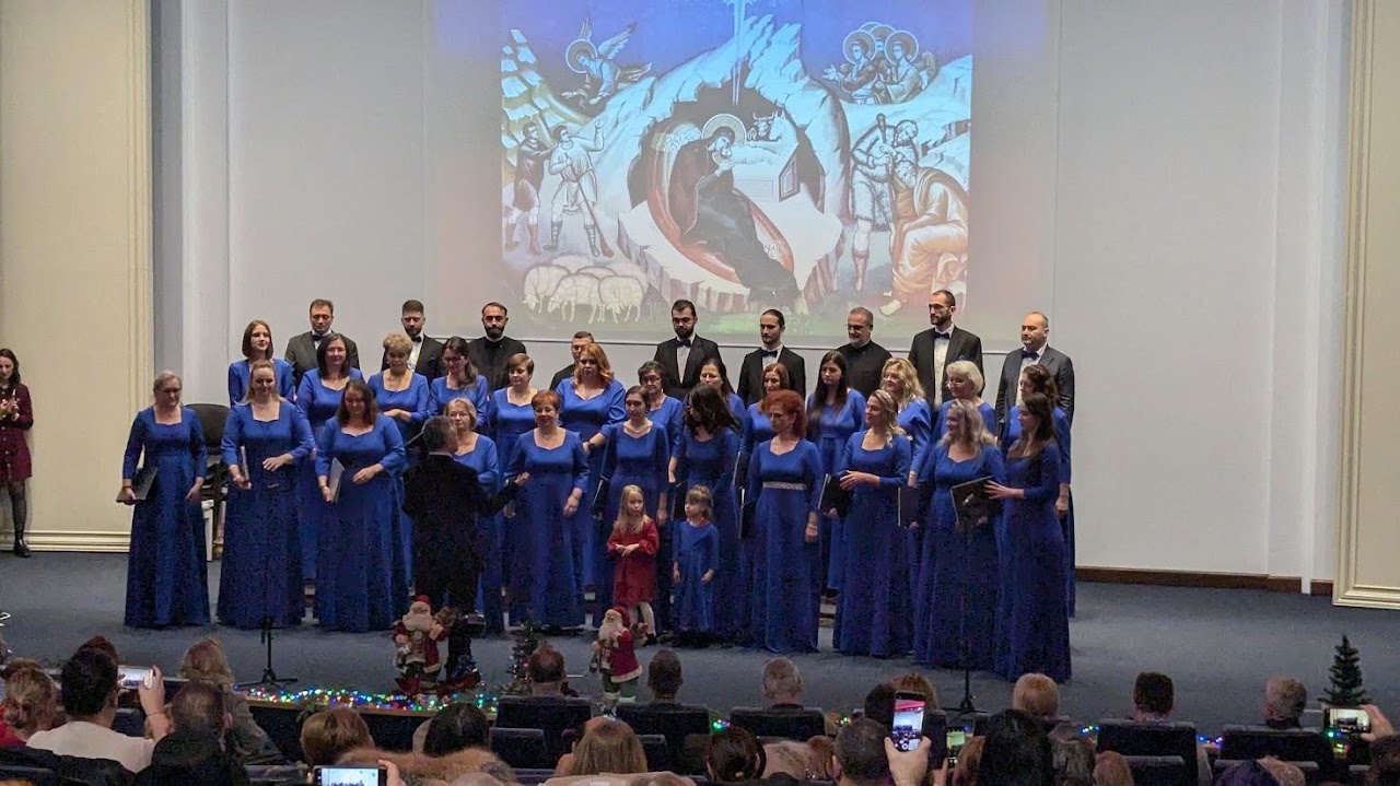 Concert colinde — corala pe scenă
